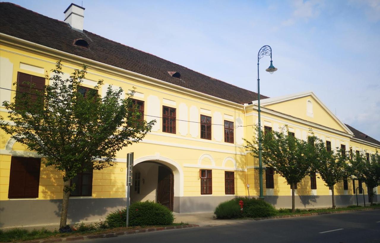 Korona Szálló Sárvár Esterno foto